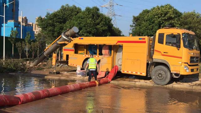武水集团的"龙吸水"泵车在抽排渍水