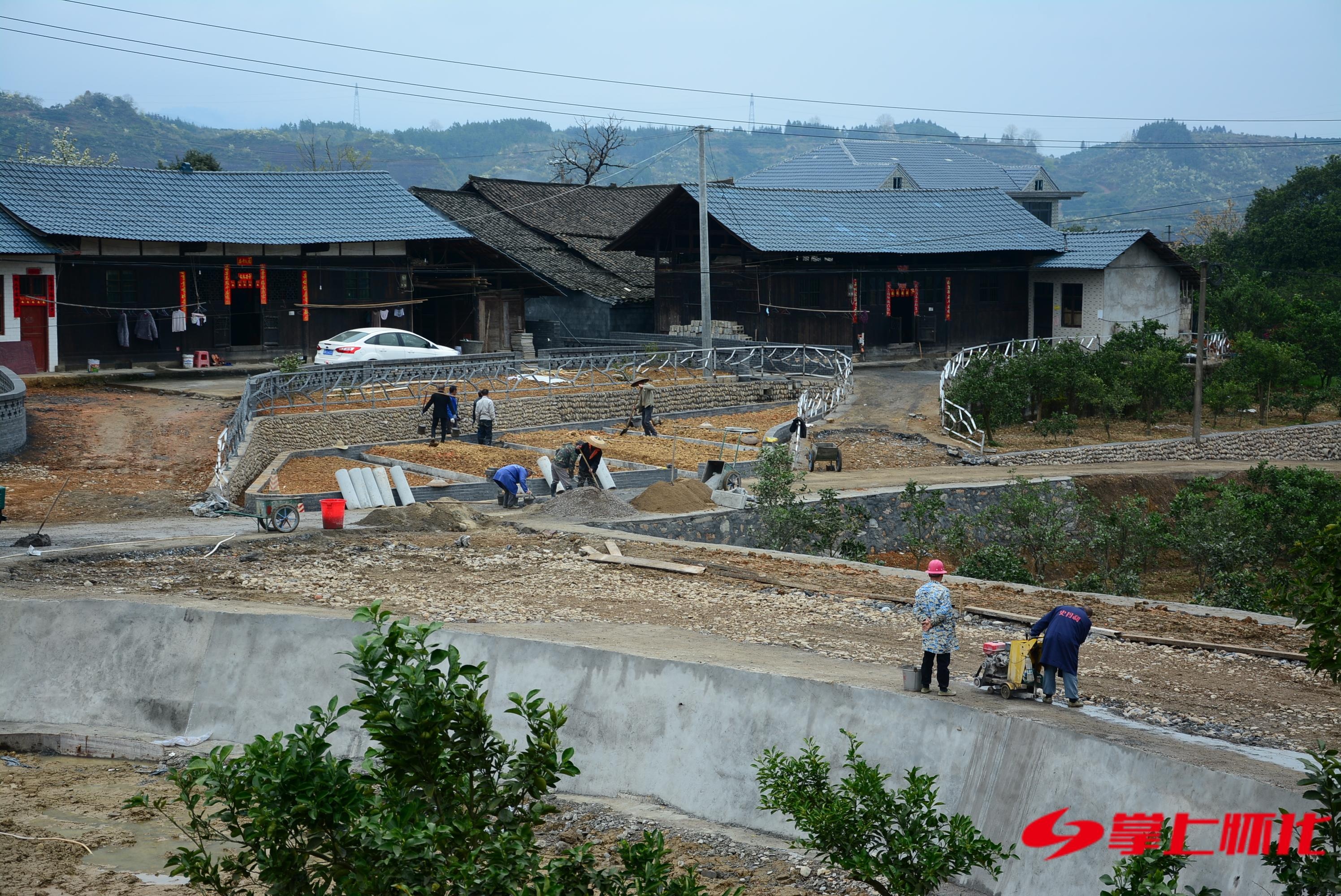 洪江市下坪村:村民美化家园忙