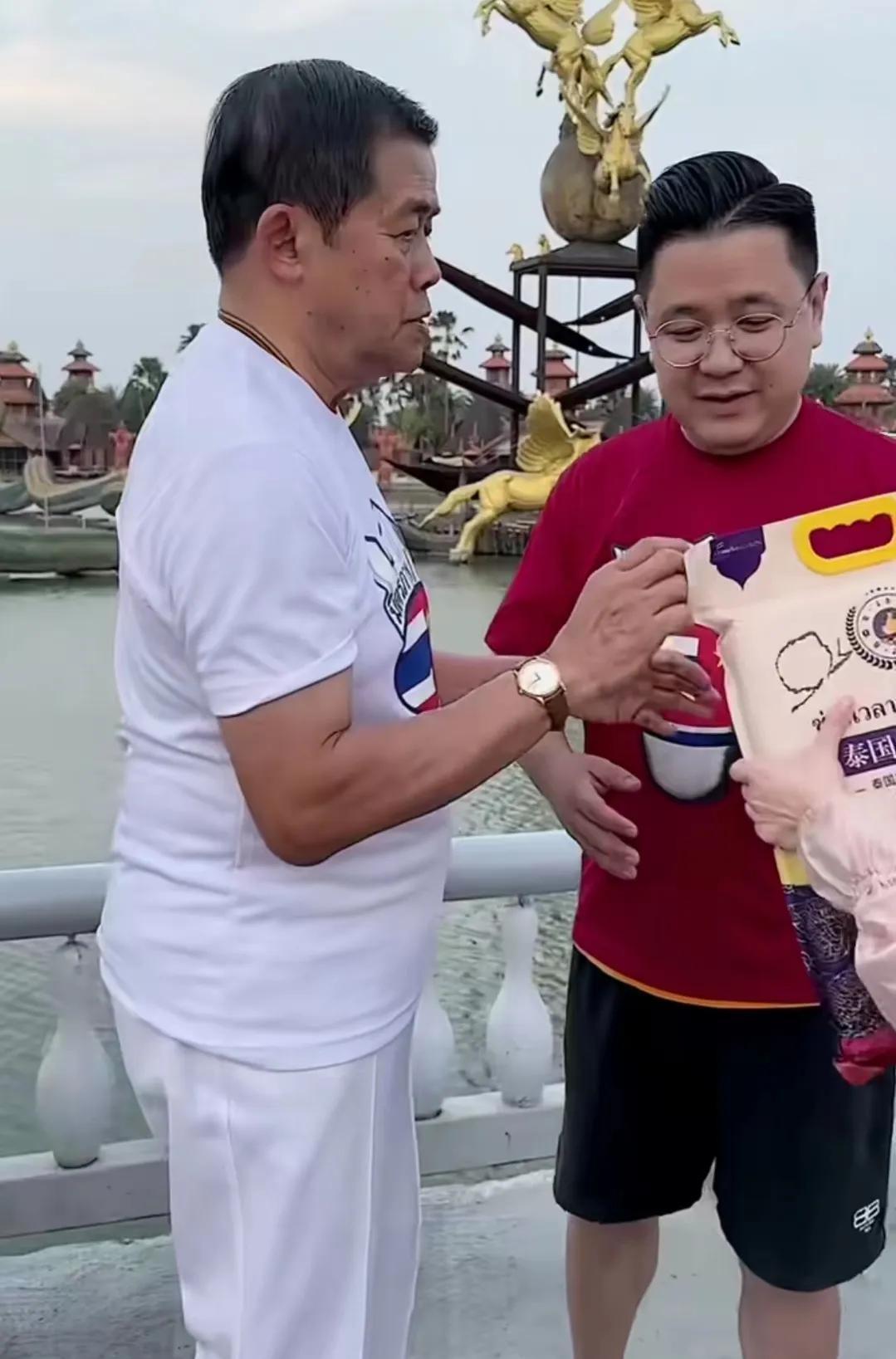 网红大logo到泰国请总理吃晚餐,一个亿都值,他信只露面了半小时