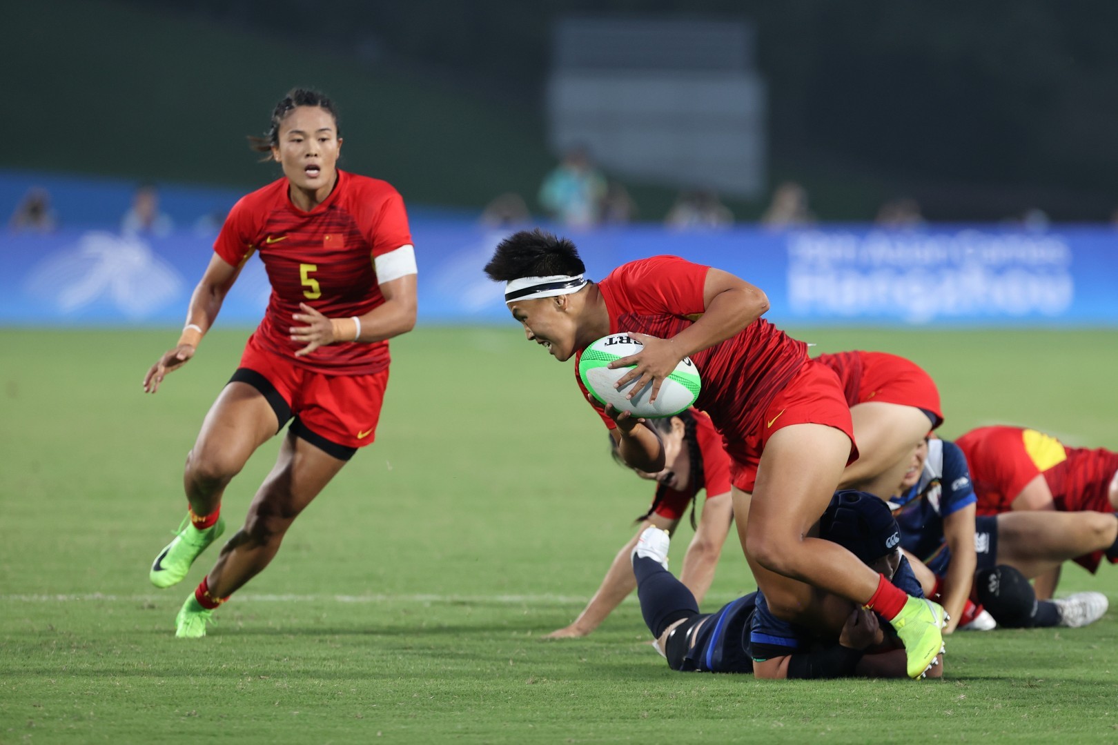一分之差险胜日本,中国女子橄榄球时隔9年再登顶:铿锵玫瑰,好样的!