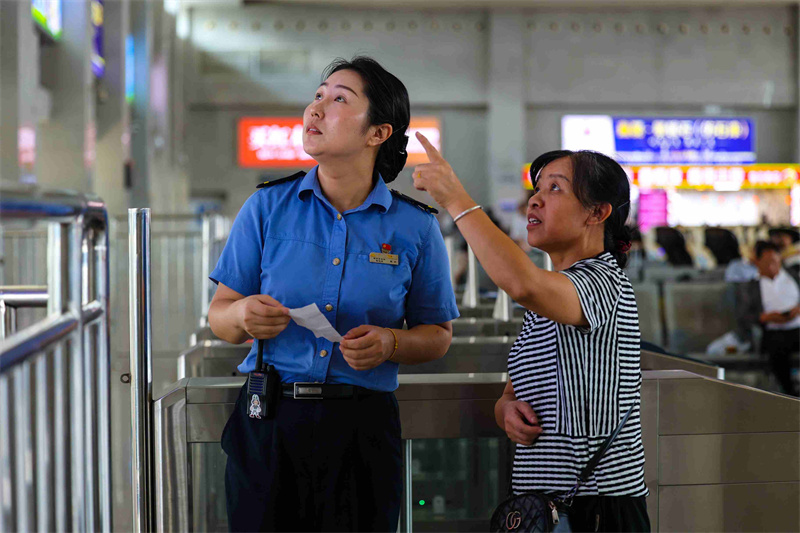 「坚守岗位过"双节"」铁路客运值班员:日行三万步 助力黄金周