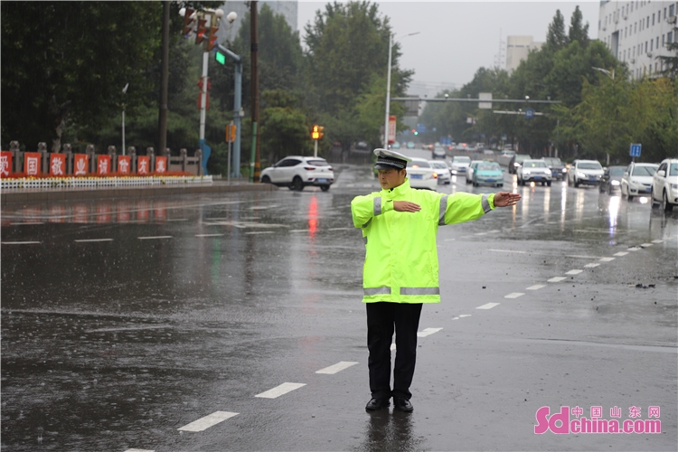 雨中警察图片