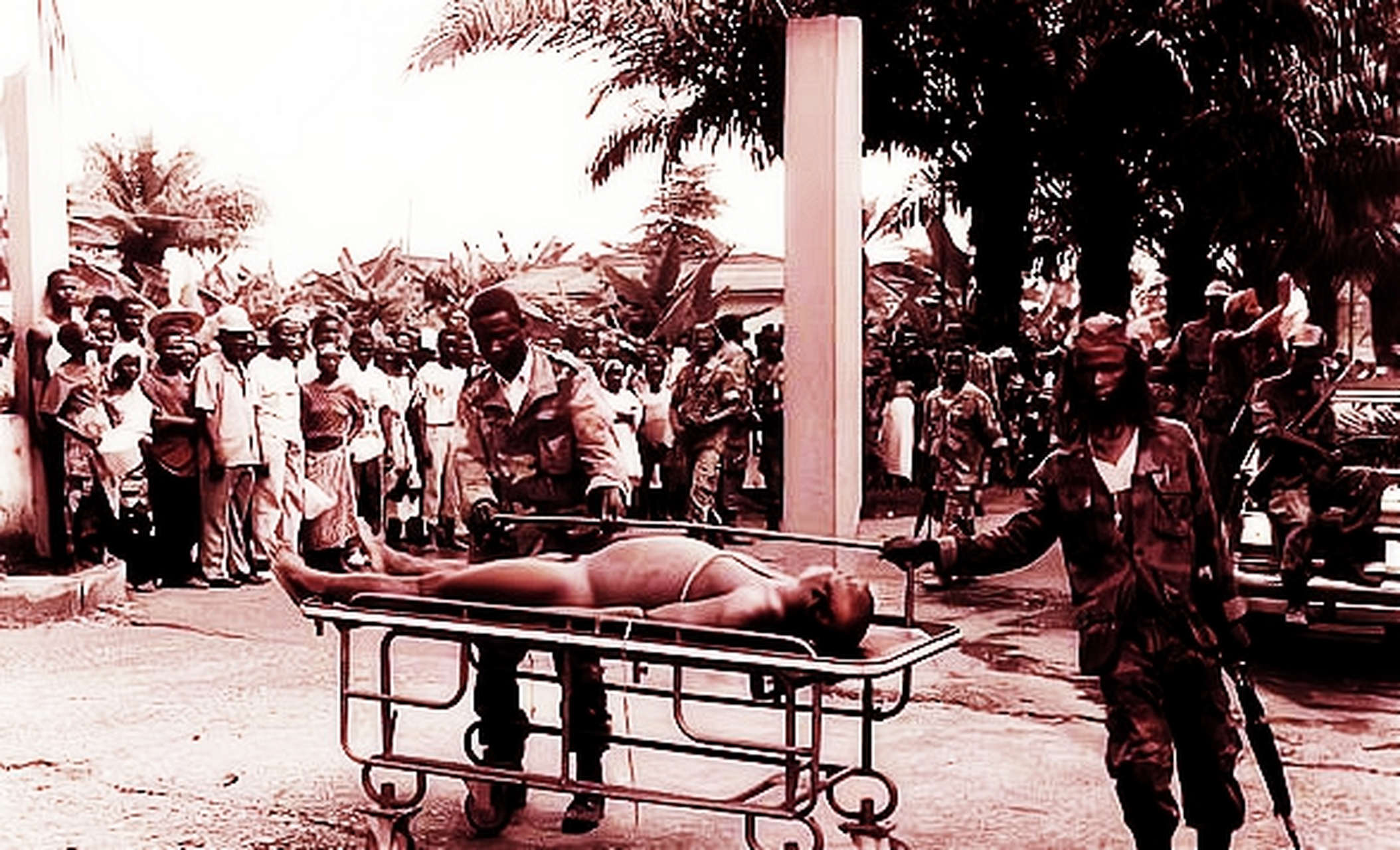 1990年,非洲利比里亚,多伊总统行刑前的照片.