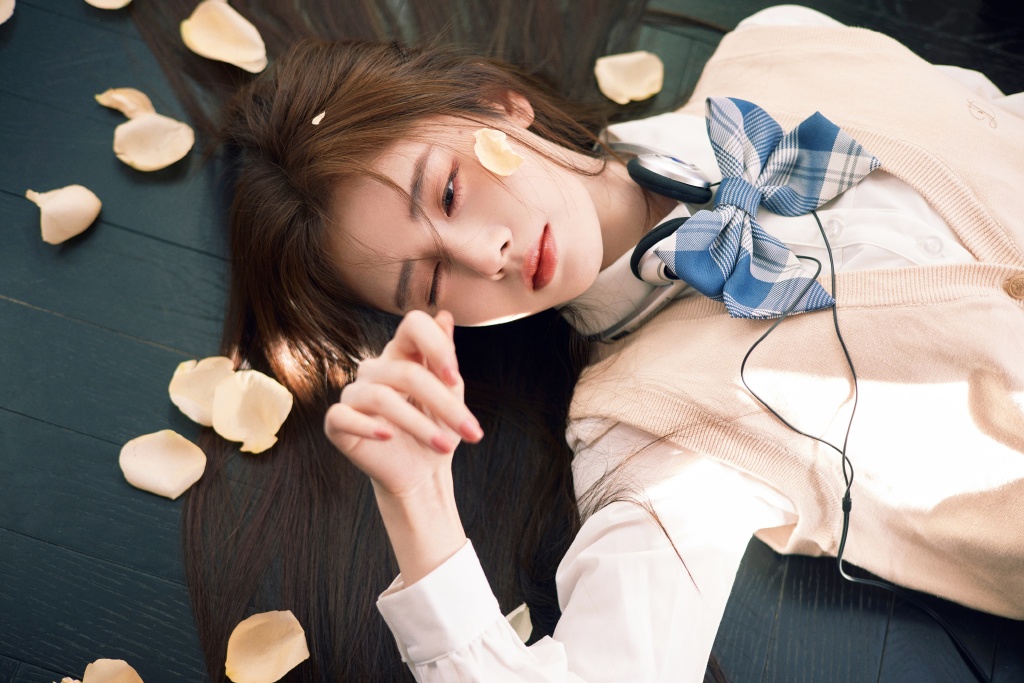 鞠婧祎新歌《花》九宫格剧照