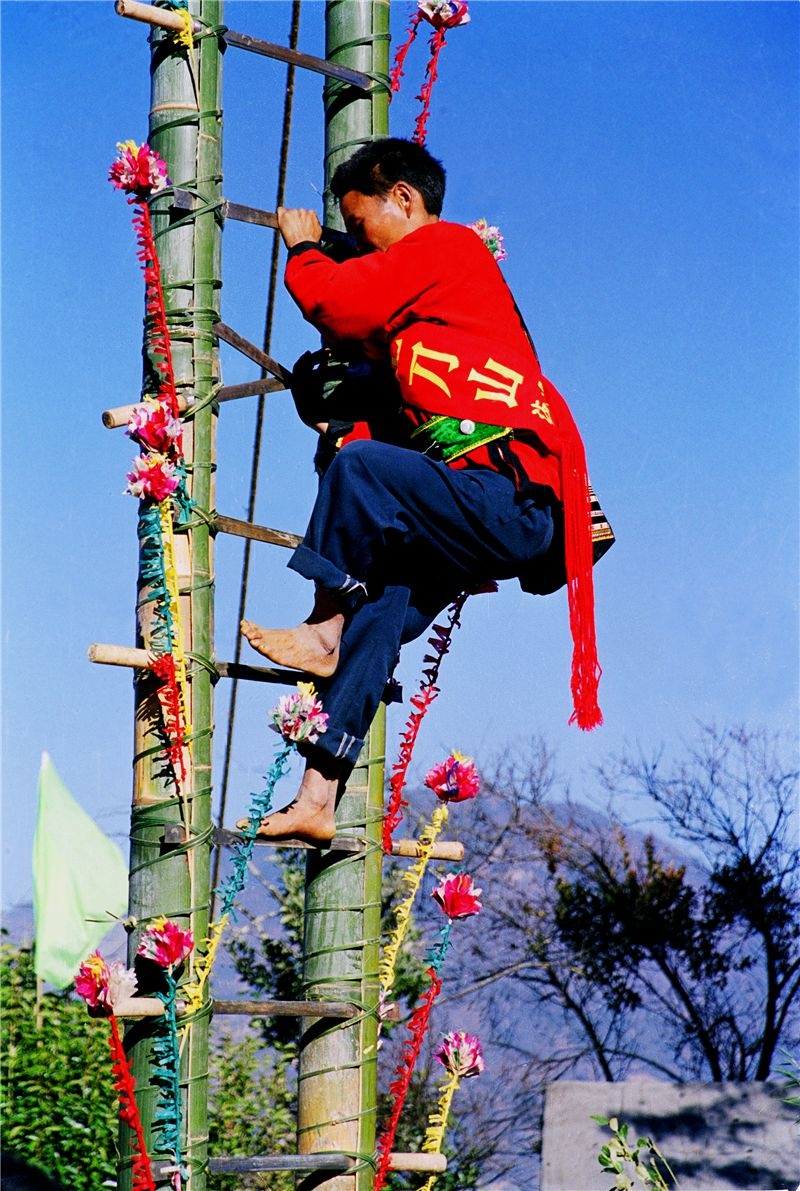 跟着非遗游怒江丨傈僳族刀杆节,勇者"上刀山,下火海"