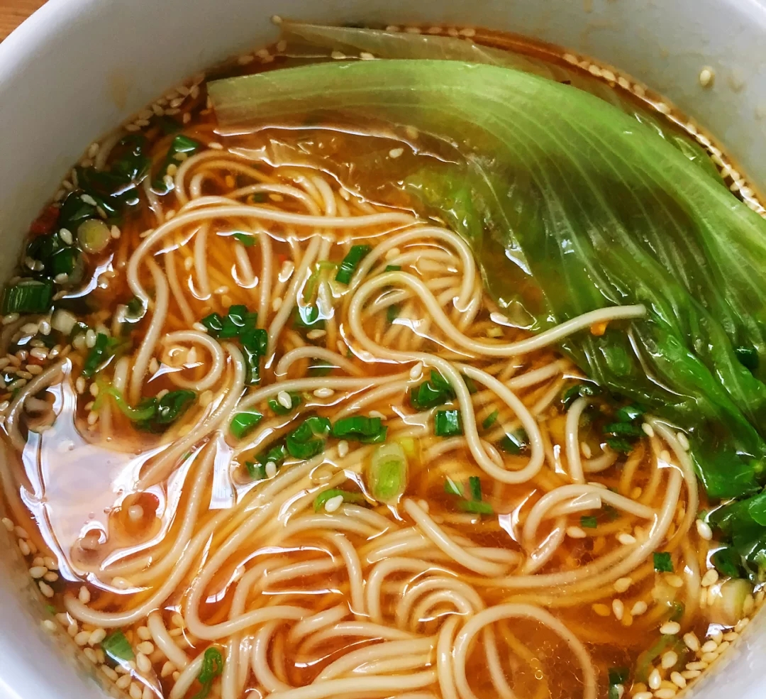 炎热夏季,来一碗麻辣酸爽的酸汤面吧!爽口开胃,5分钟就搞定