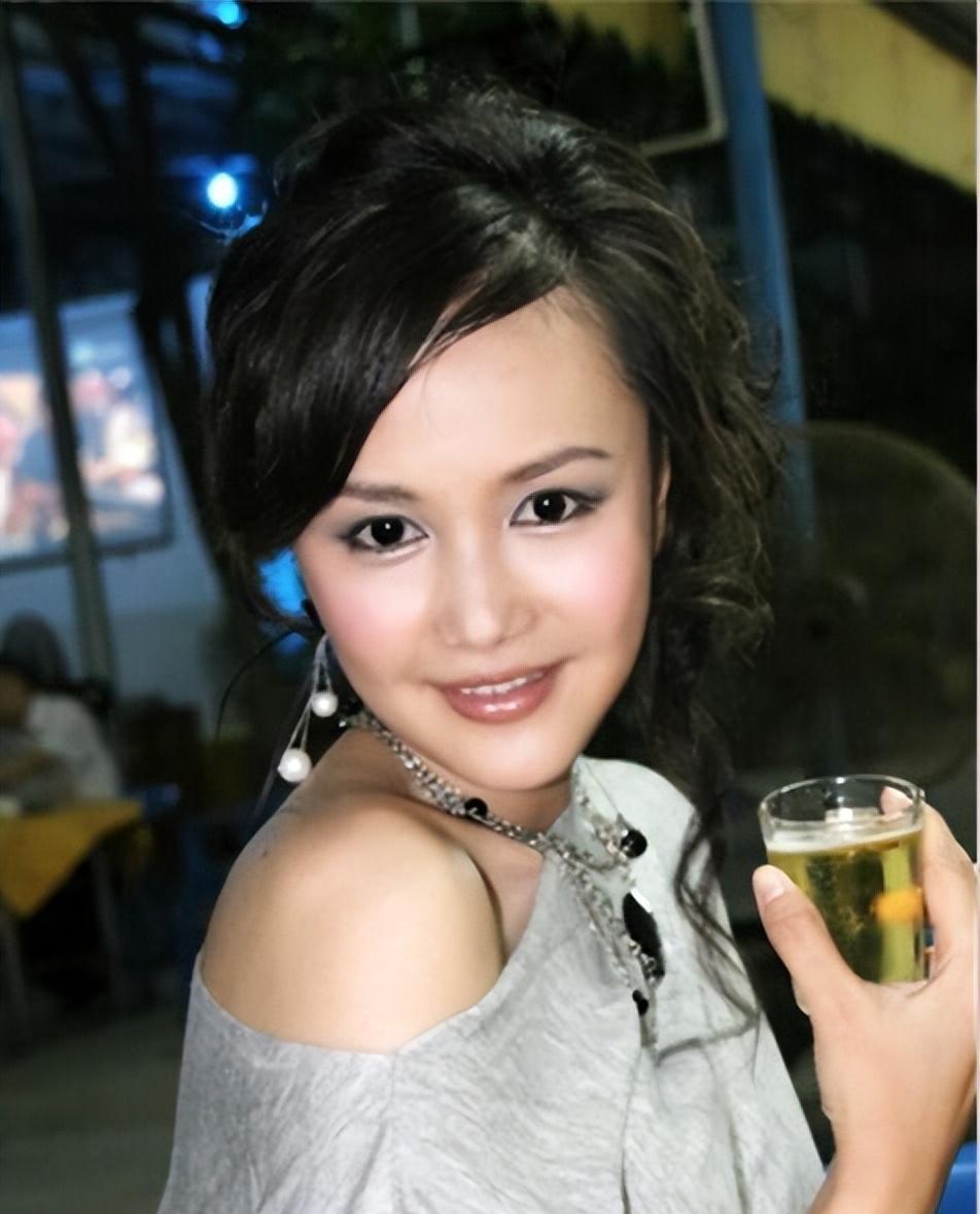 广东台主持人黄颖,因《夜倾情》红遍广东,如今去向成谜