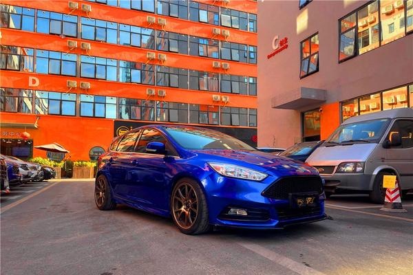 汽车贴膜-福特福克斯贴膜改色|ax波尔蒂芒蓝