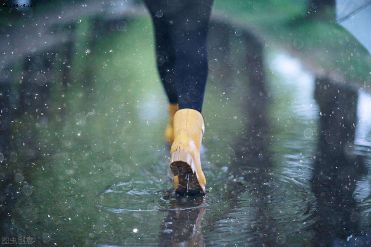 没有伞雨中奔跑图片图片