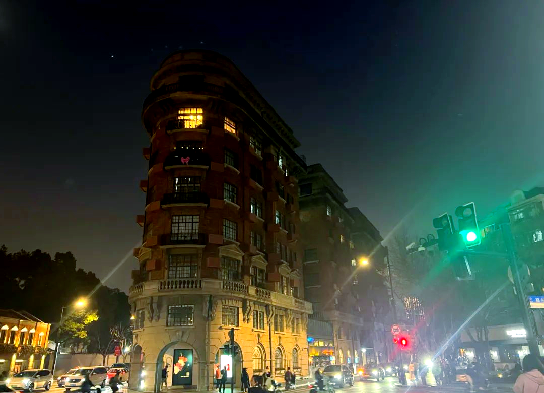 武康大楼:百年传奇与时尚共鸣