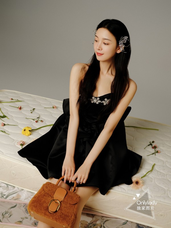 51 e john 白高跟鞋:shes far out 抛开外表的可爱,其实跟陈瑶相处过