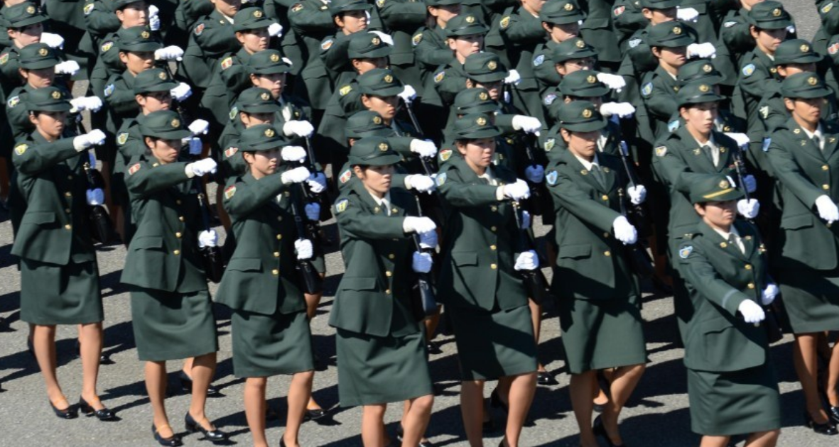 日本自卫队女兵,阅兵时背的挎包里面,究竟装了什么?