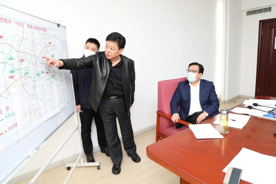 杜树杰主持召开加快建设交通枢纽中心工作座谈会