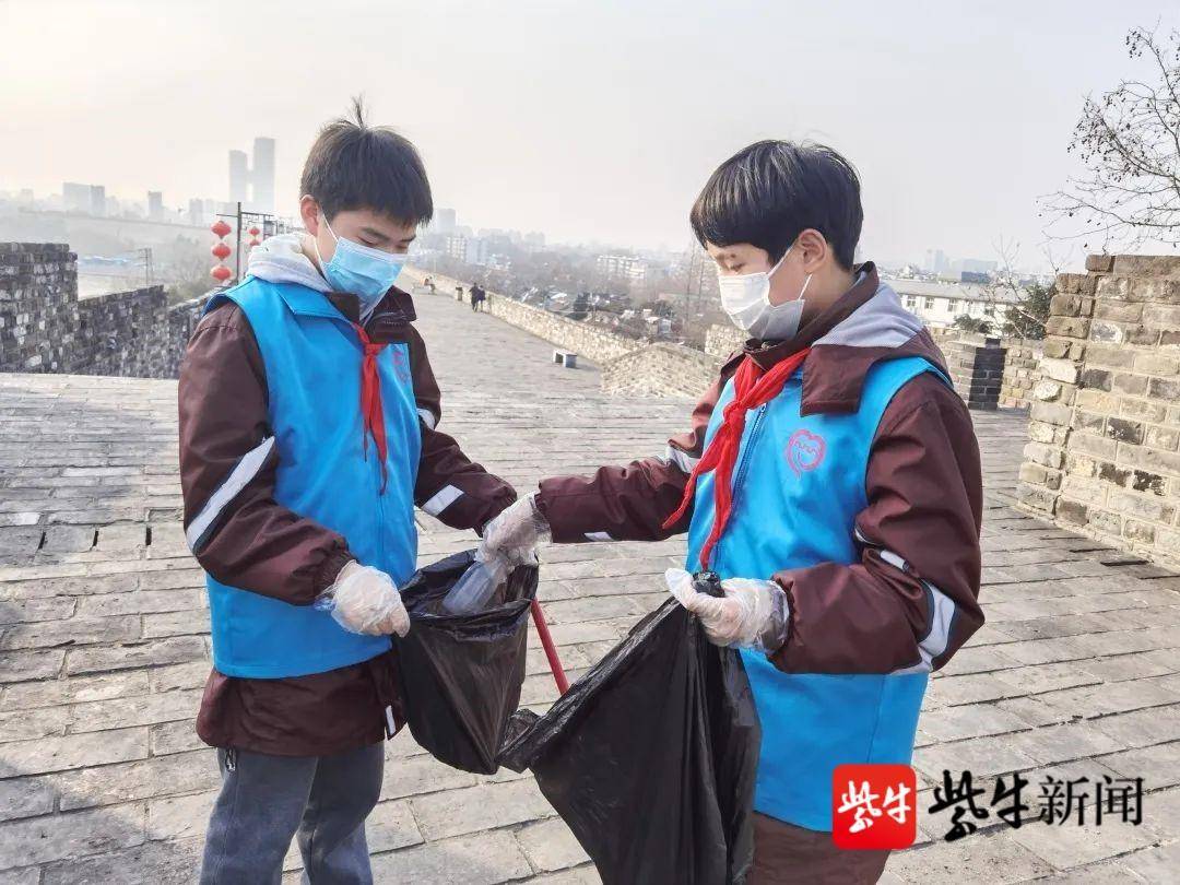 文枢中学学雷锋服务走进中华门