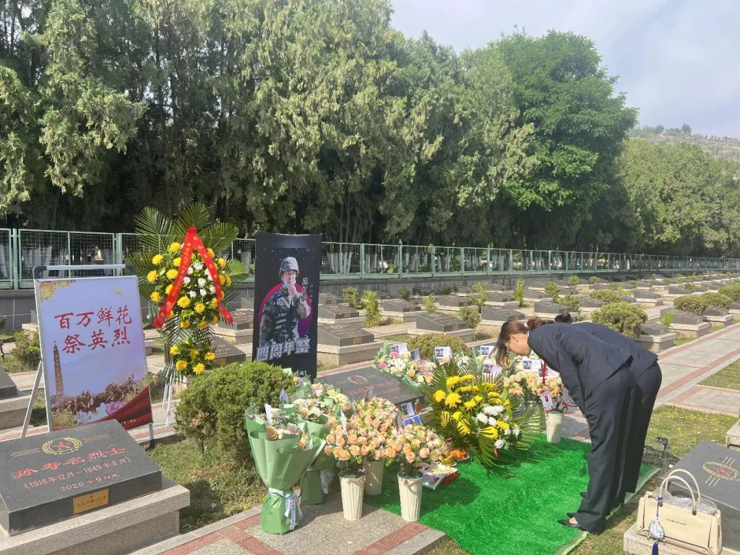 4年了,我们一直记得! 陈红军烈士墓前鲜花遍地