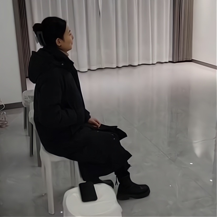 买完电视没沙发,女子坐凳子看电视,老公:赚了钱再买沙发