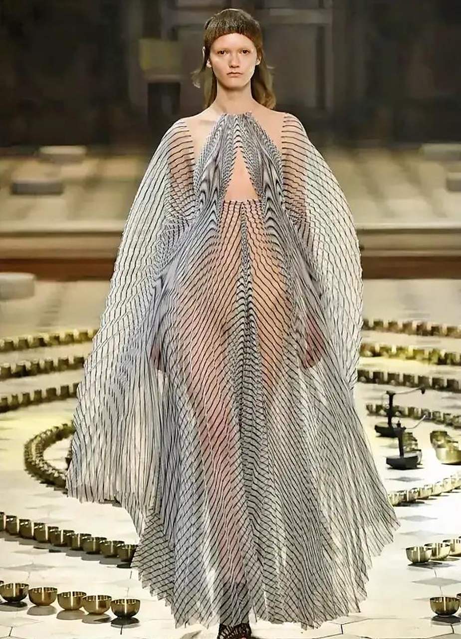 法国时装秀,模特全裸走秀,仅披着一层薄纱,像一只海底生物.