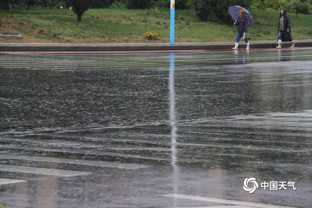 山東威海出現明顯降雨 部分道路積水不利交通出行