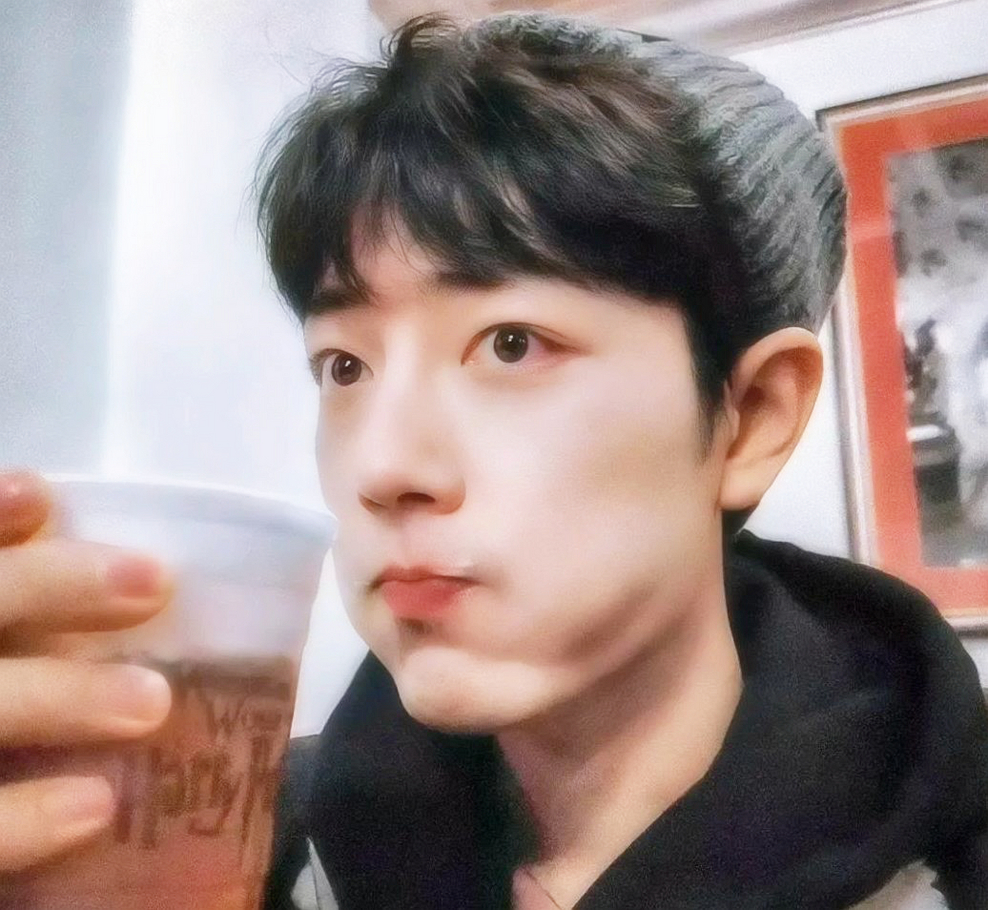 肖战晒出一张自己喝酒的照片.他的嘴里全是泡沫.他喝得太快,打了个嗝.