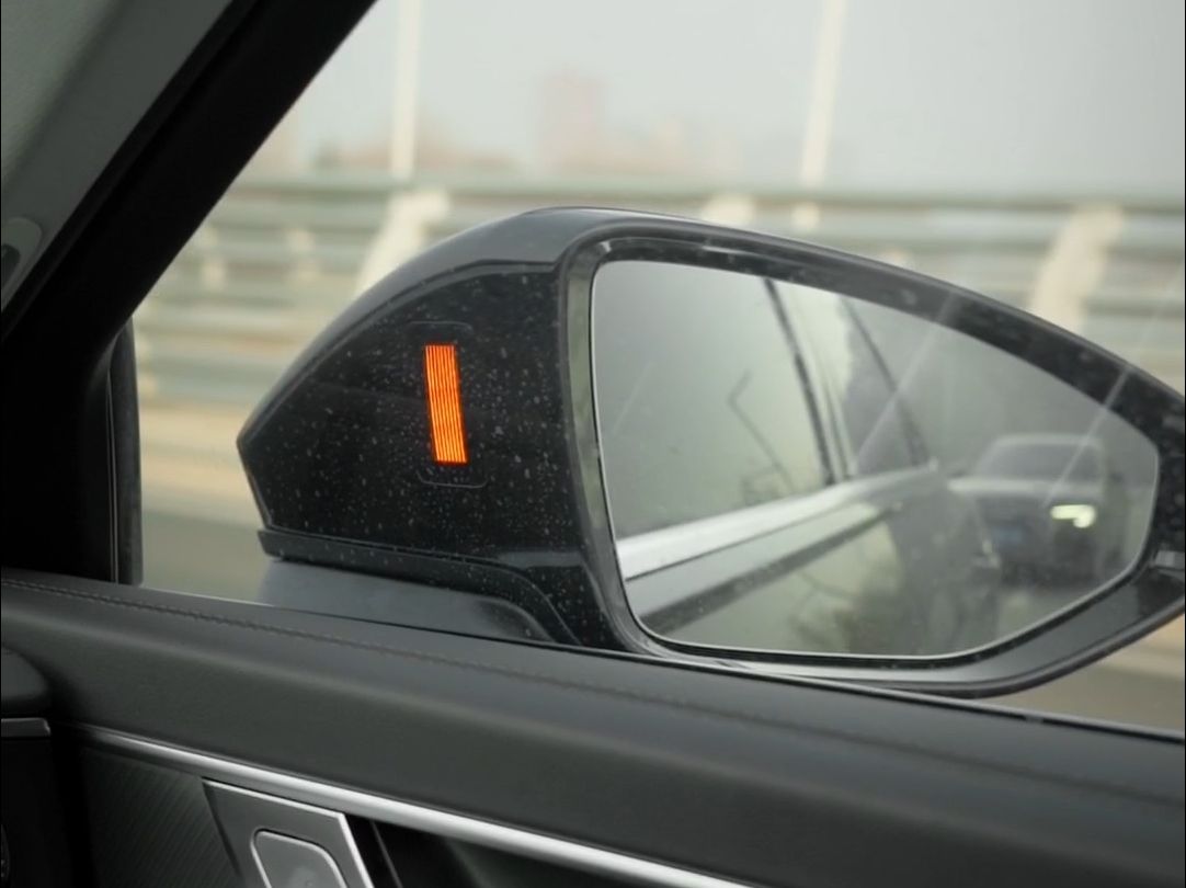 后视镜有个会亮小黄灯是什么意思,后视镜来车提醒叫什么