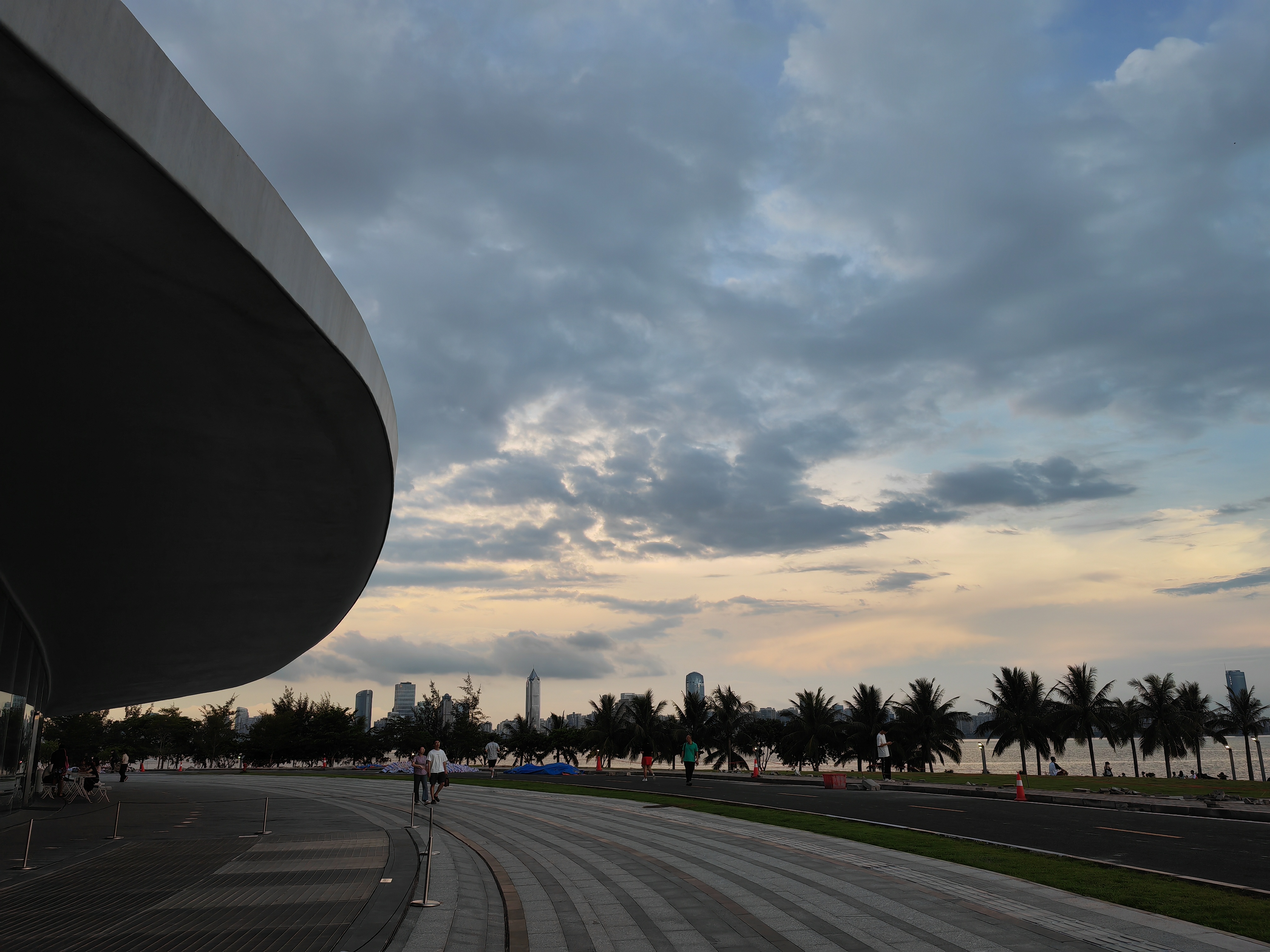 继云洞图书馆后,海口又新增一网红打卡点——天空之山驿站