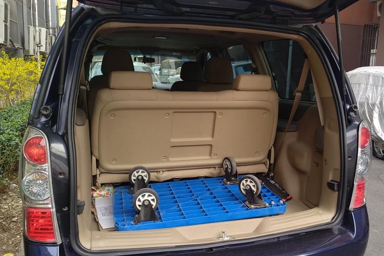 gl8后备箱能放几个箱子