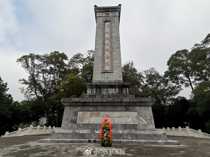 采访团到广西东兰烈士陵园缅怀先烈