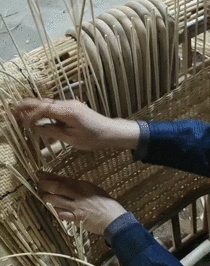 起藤,编缠,编工,漂毛等 18道复杂工序 即便自幼开始学习 父母的言传身