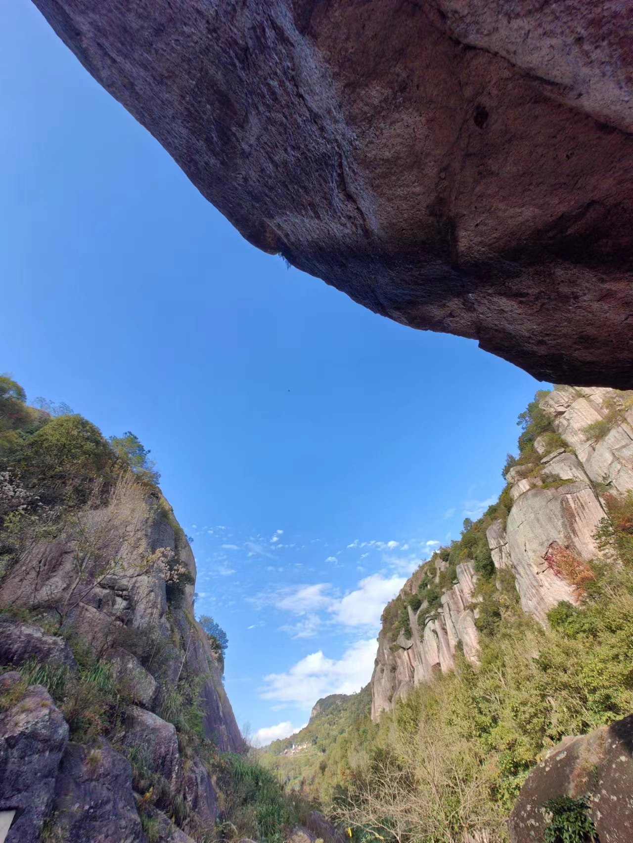 座山形似一头巨大的水牛水牛背多为沙砾地以奇峰怪石断崖沟壑闻名