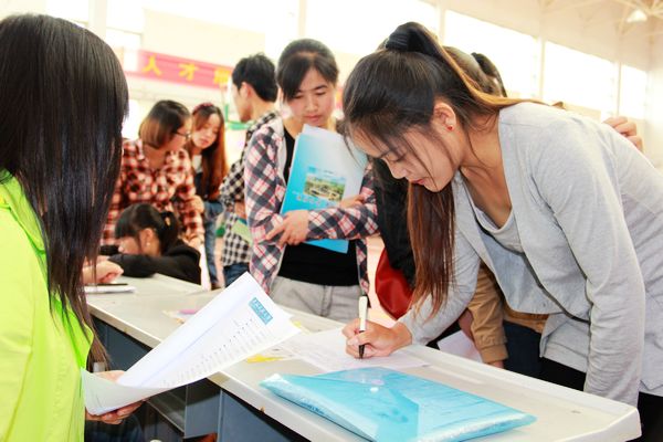 为什么国内出现"就业难,应届大学生找工作,先就业还是先择业