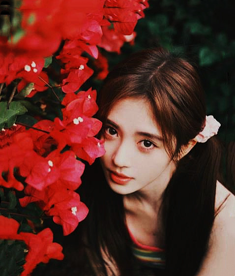 二次元美少女!鞠婧祎穿彩色条纹背心搭配双马尾显幼态