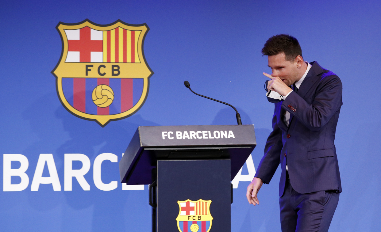 (7)足球——西甲:梅西洒泪告别巴萨