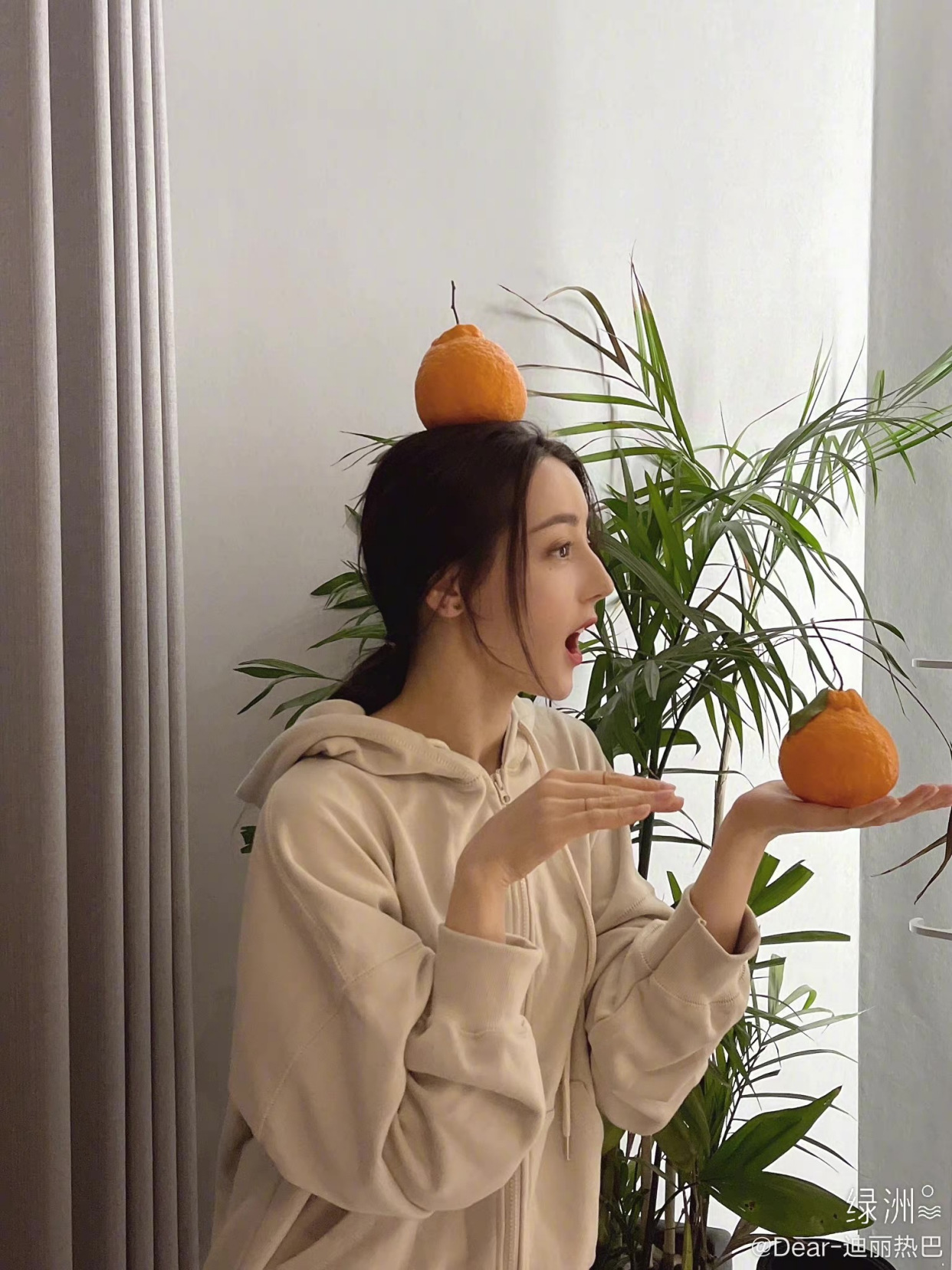 迪丽热巴最新日常照,可爱俏皮大橘子!