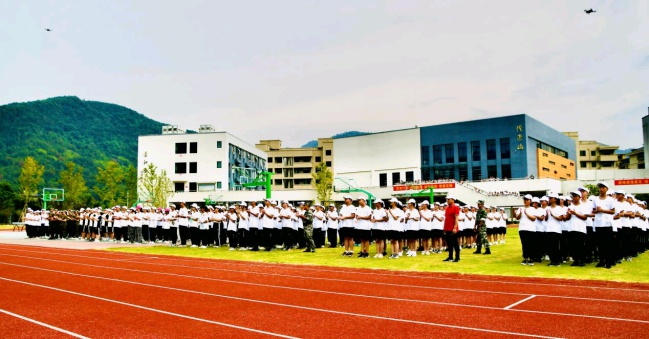 汗水浇筑青春梦,无惧历练勇担当——腾蛟一中开展2021年秋季新生军训