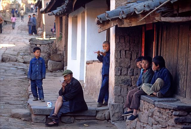 80年代老照片,闹洞房的新娘好娇羞,如花的演员们唱的是哪一出?