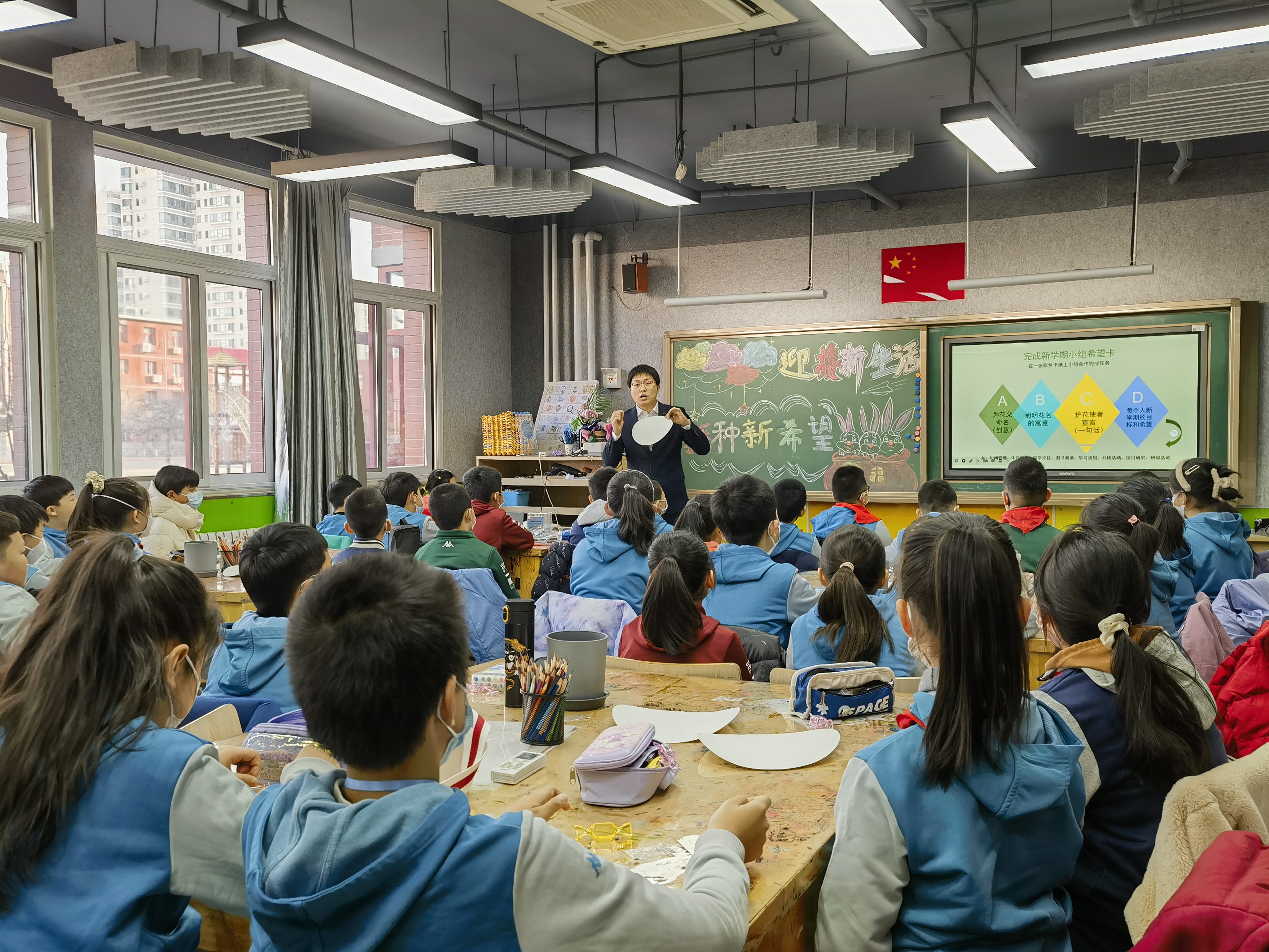开学首日,北京十一学校一分校师生齐跳兔子舞迎接新学期