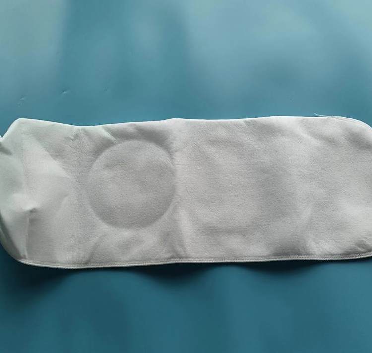 过滤袋是液体净化领域常用的过滤元件，其核心功能是通过物理拦截实现杂质分离。PP棉线缝不锈钢圈过滤袋作为典型代表，凭借高过滤精度、耐酸碱性能及可定制化设计，广泛应用于化工、食品、制药等行业的液体预处理环节。一、技术原理与结构设计：该过滤袋以聚丙烯（PP）为原料，采用针刺无纺布工艺形成三维孔隙结构。纤维随机排列形成的多级过滤层，可拦截5-200微米范围内的颗粒物。线缝工艺通过高强度缝线将滤材与不锈钢圈