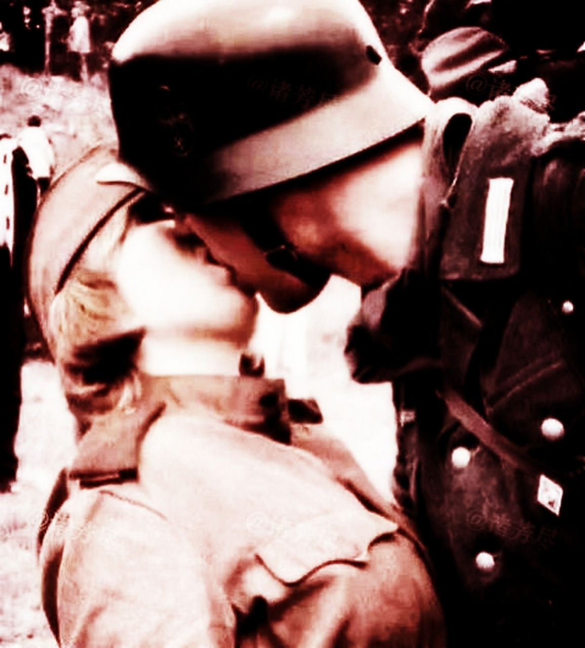 1939年波兰,一名德国士兵和一名苏联士兵热吻.