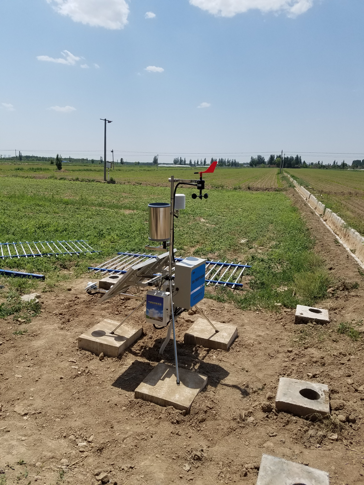 自动观测站由气象传感器,气象数据记录仪,气象环境监测软件等组成.