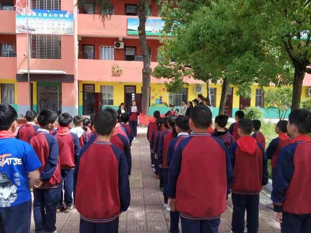 西峡县五里桥镇孔沟小学举行少先队员入队仪式