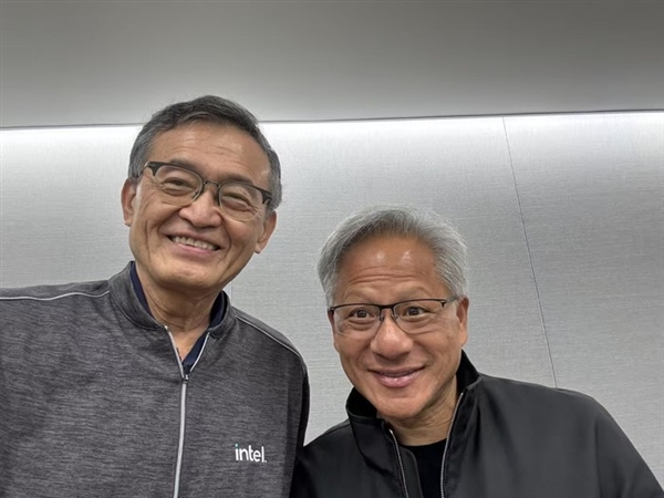 时隔16年“双英”历史性合作：黄仁勋、陈立武同框直播！