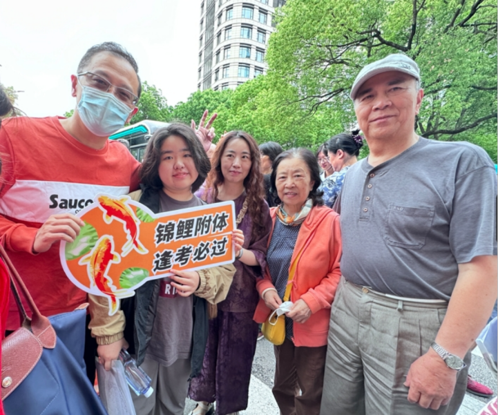 "上海市建平中学考点门口,上海市香山中学的老师们也手持祝福牌,为
