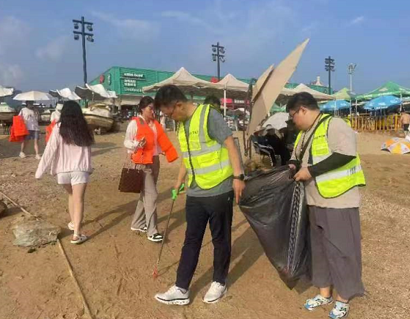 星海灣街道400 志願者開展海岸線清理