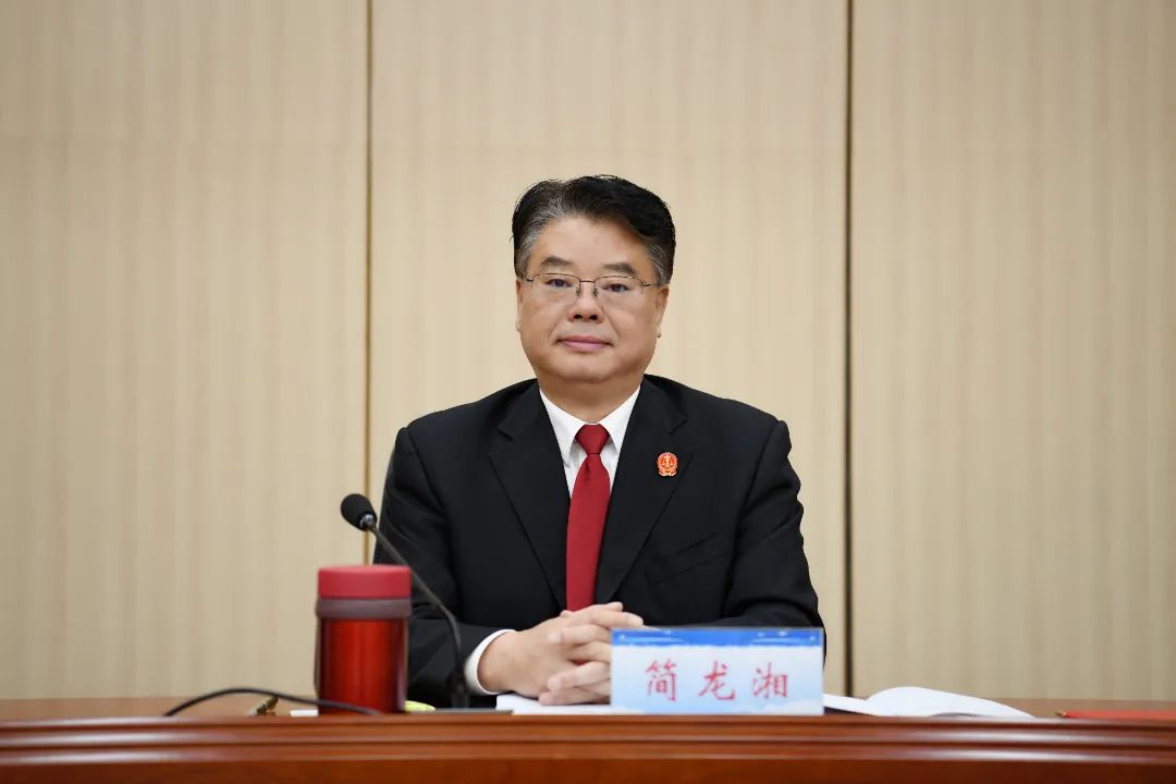 继续解放思想坚持实事求是团结一致抓落实