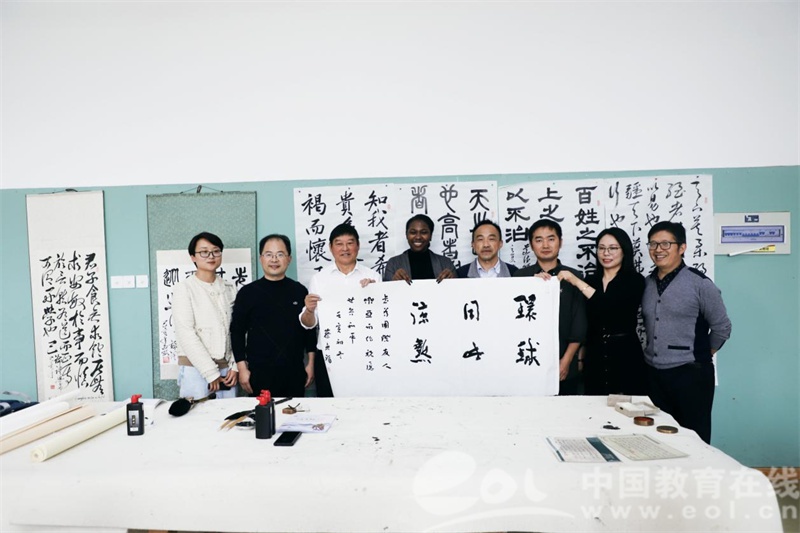 以书法为媒 促国际交流 杭州市钱塘区学正中学举行大型中外文化交流