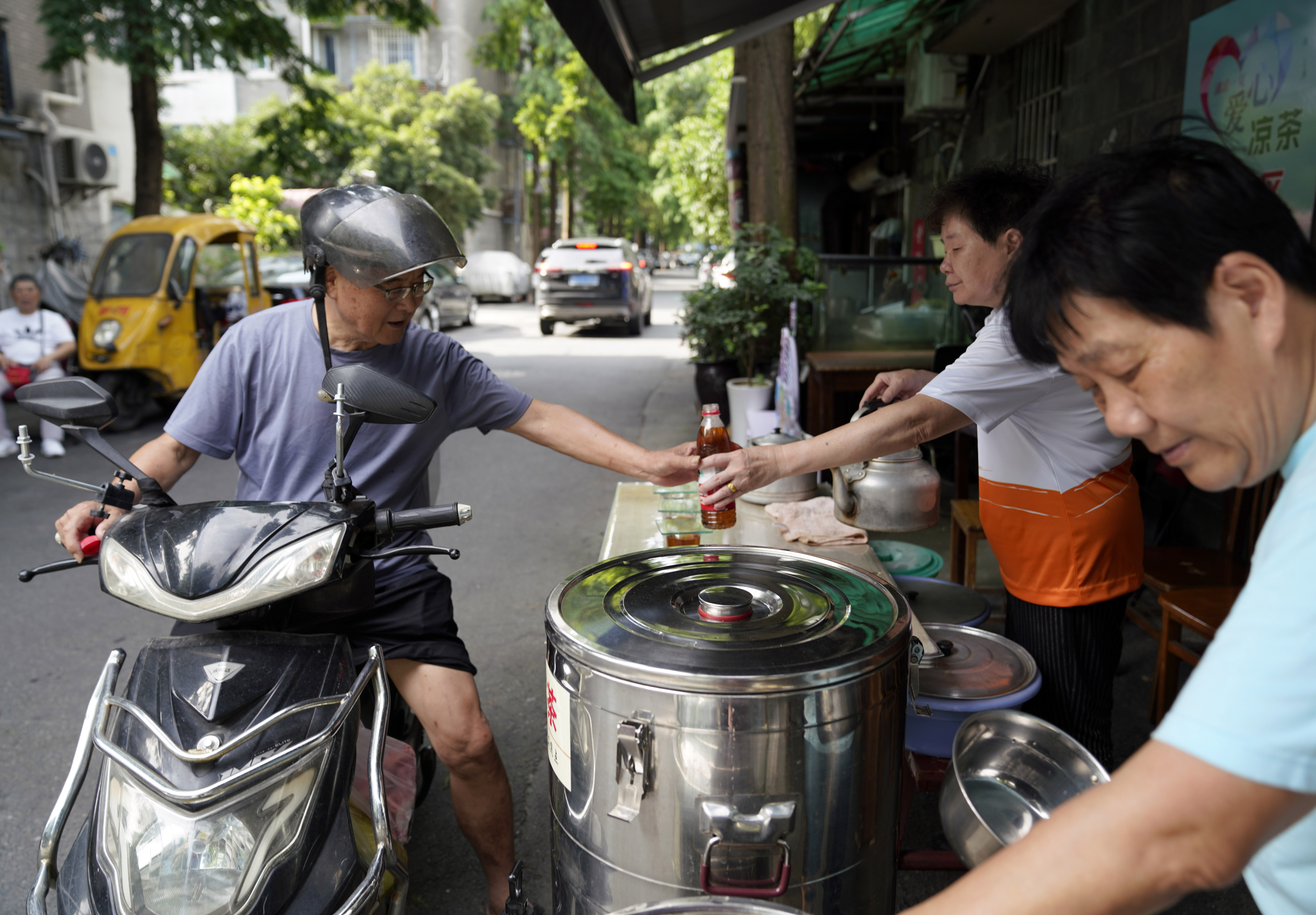 (社会)杭州:爱心凉茶摊 夏日送清凉