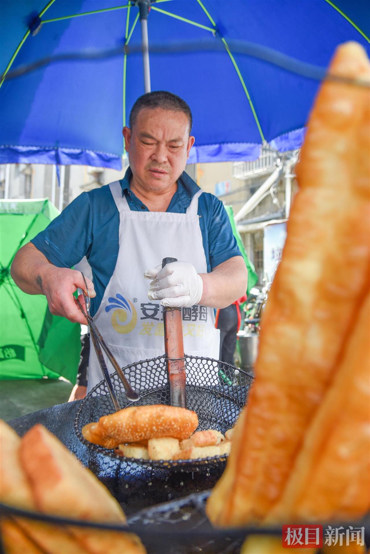 彭孝砚小吃摊炸糍粑（极目新闻记者 黄志刚 摄）.jpg