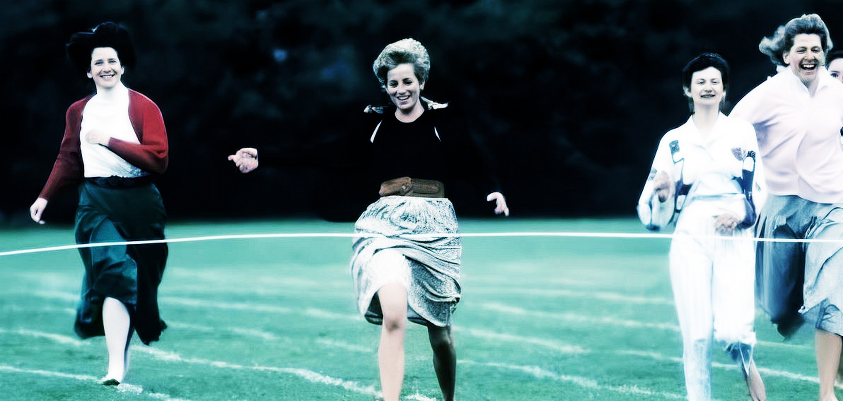 这是英国王室戴安娜公主赤脚奔跑的照片.