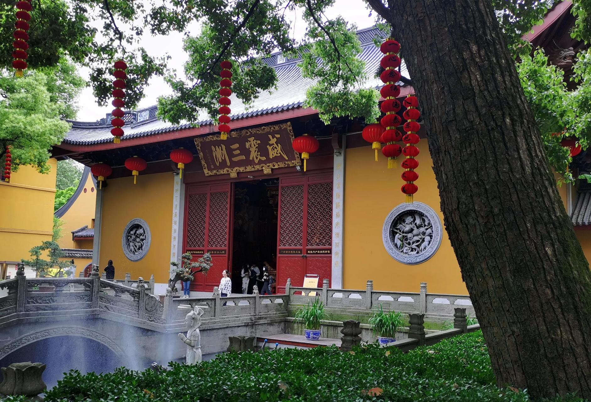 这也是一座千年古刹.听说这里求姻缘灵验,还是杭州"最美寺庙".