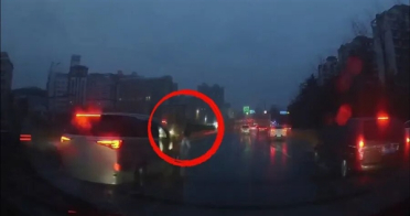 男子翻越绿化带横穿六车道 遭两车连撞身亡 交警：行人全责